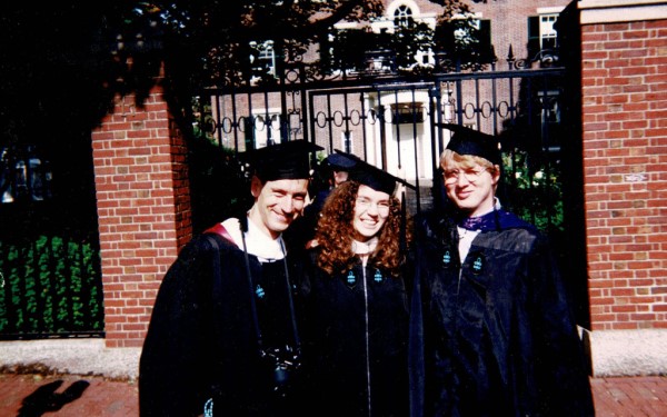 Mit meinen Kommilitonen als stolze Alumnae und Alumni des Master in Public Administration im Jahr 2000